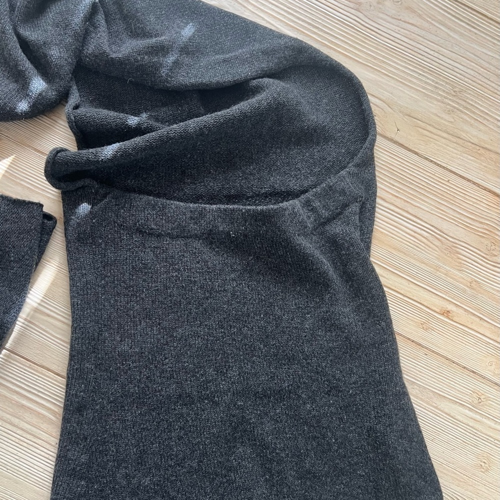 Ralph Lauren Cashmere-Blend Hooded Scarf – Charcoal Gray, Crest Detail - Picture 4 of 5